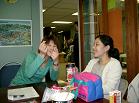 YukoとKeiko、そして部屋のすぐ外にShigeo。この構図も1つの思い出よ。