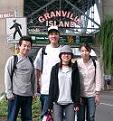 僕・Koji・Eri・Kaori。グランビルアイランド入り口にて怪しげなおじさんに撮ってもらったんよ。