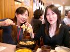 ChieとChiemi。食べ切るのをあきらめとった。(訂正;僕らより先に食べきってたらしい。ホンマか?)